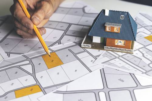 Foto: Bleistift zeigt Katasterplan