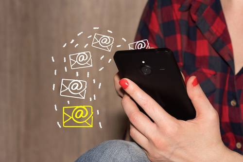 Foto: Person mit Smartphone